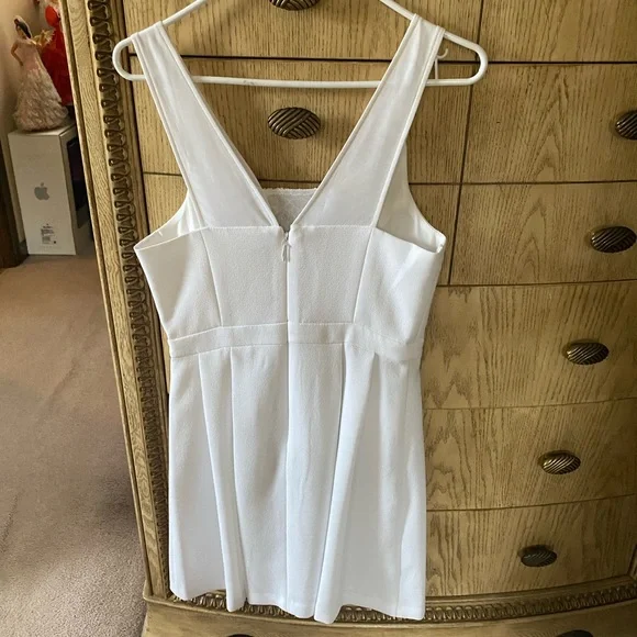 White BCBG dress in excellent condition - Picture 2 of 3